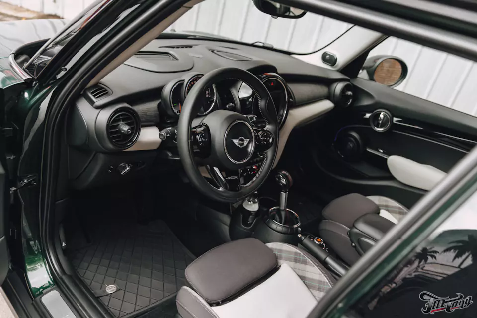 Оклеили Mini Cooper цветным полиуретаном, заменили хромированные детали, окрасили диски и суппорта, выполнили комплекс детейлинг-услуг и техническое обслуживание